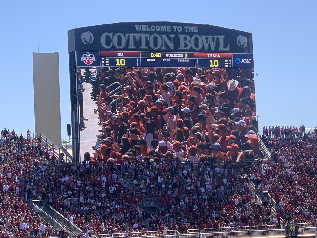 2019/10(October)/UTD-Parents-weekend/1024x768_2019-10-12-Texas-vs-OU-in-Dallas-30.JPG