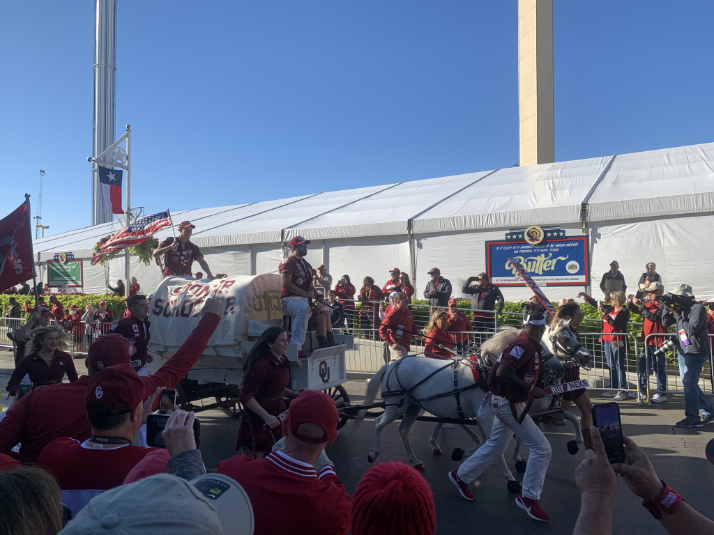 2019/10(October)/UTD-Parents-weekend/OU_Dallas_Fair/1024x768_2019-10-12-Texas-State-Fair-06.JPG