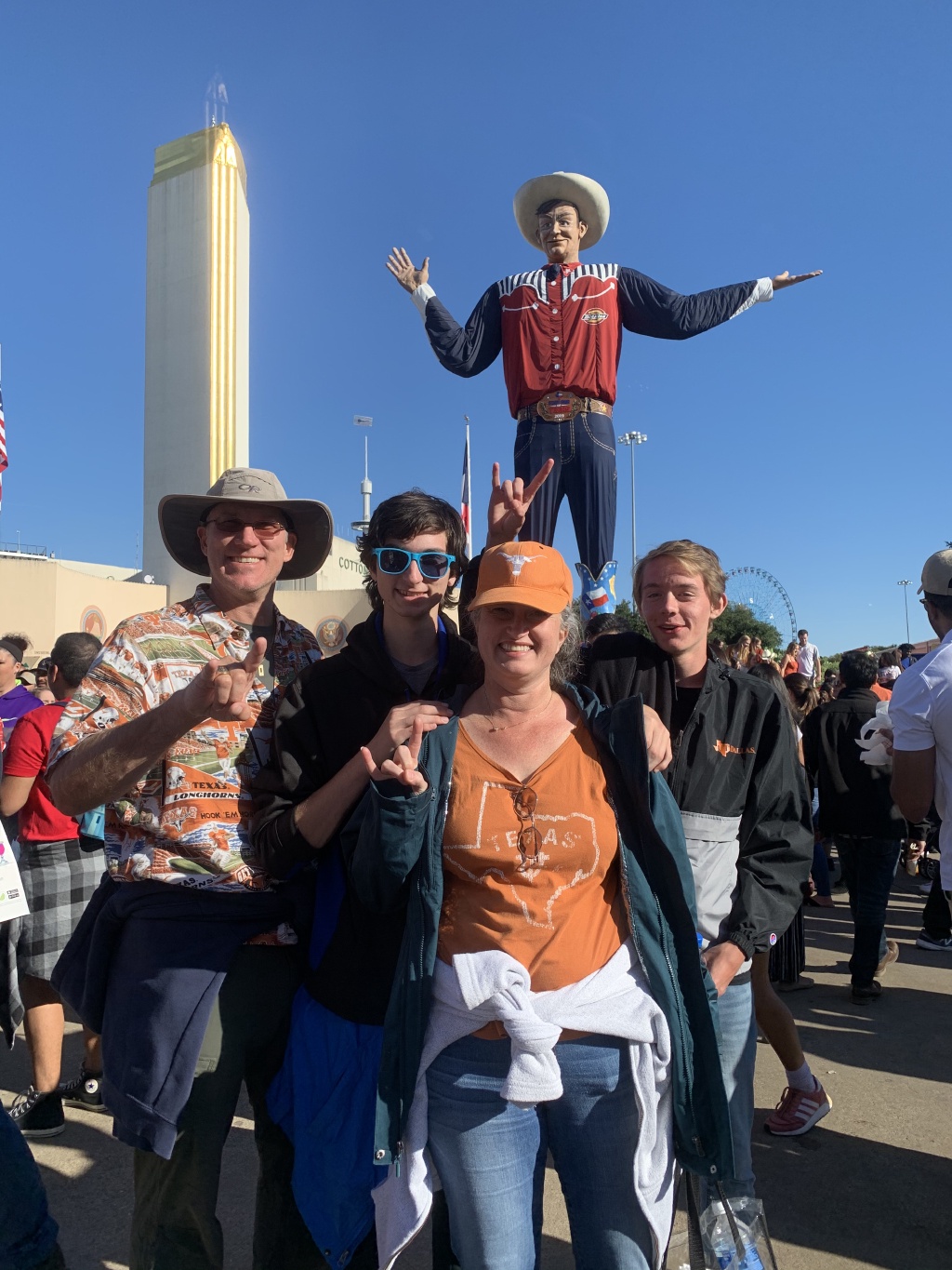 2019/10(October)/UTD-Parents-weekend/OU_Dallas_Fair/1024x768_2019-10-12-Texas-State-Fair-35-Travis-Dax-Suzi-Alec-BigTex.JPG