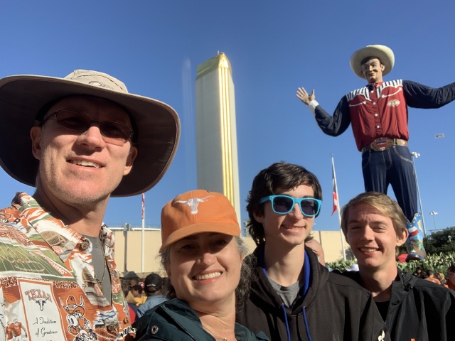 2019/10(October)/UTD-Parents-weekend/OU_Dallas_Fair/640x480_2019-10-12-Texas-State-Fair-32-Travis-Suzi-Dax-Alec-BigTex.JPG