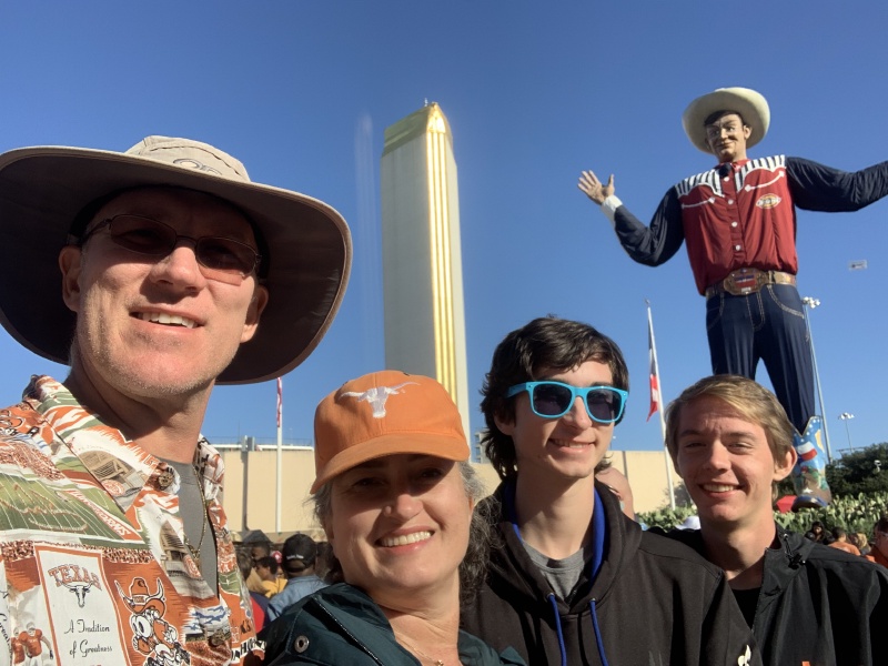 2019/10(October)/UTD-Parents-weekend/OU_Dallas_Fair/800x600_2019-10-12-Texas-State-Fair-32-Travis-Suzi-Dax-Alec-BigTex.JPG