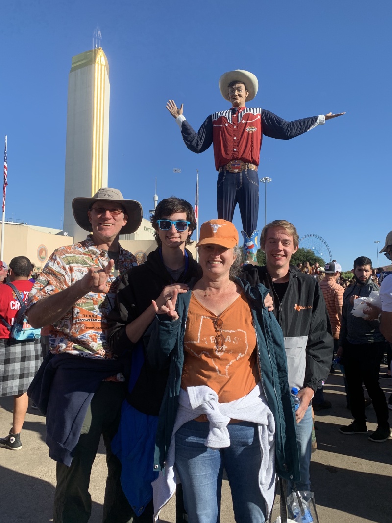 2019/10(October)/UTD-Parents-weekend/OU_Dallas_Fair/800x600_2019-10-12-Texas-State-Fair-33-Travis-Dax-Suzi-Alec-BigTex-GOOD.JPG