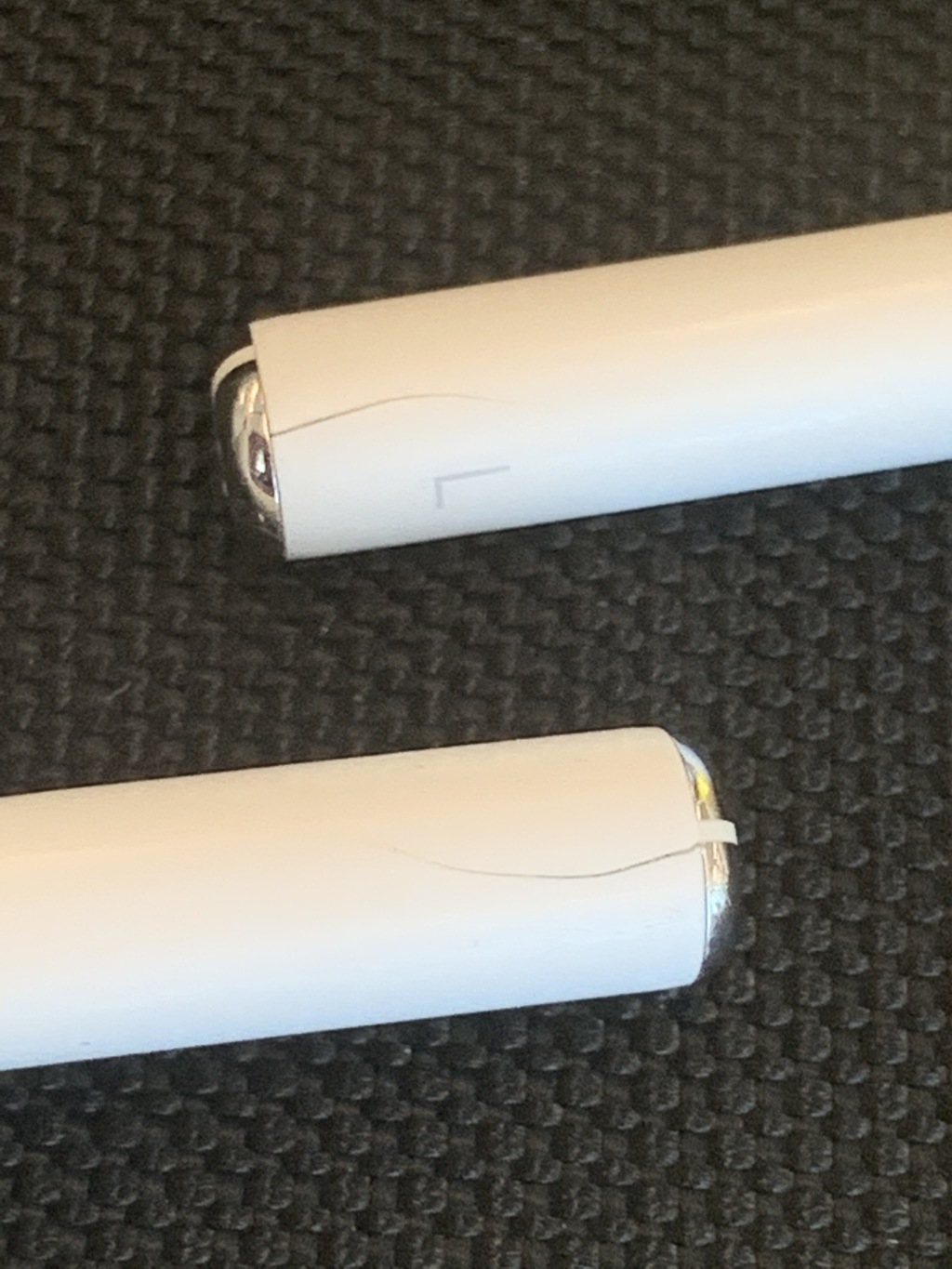 2019/11(November)/Airpods/2019-11-04-Airpods-cracked-and-replaced-1.JPG