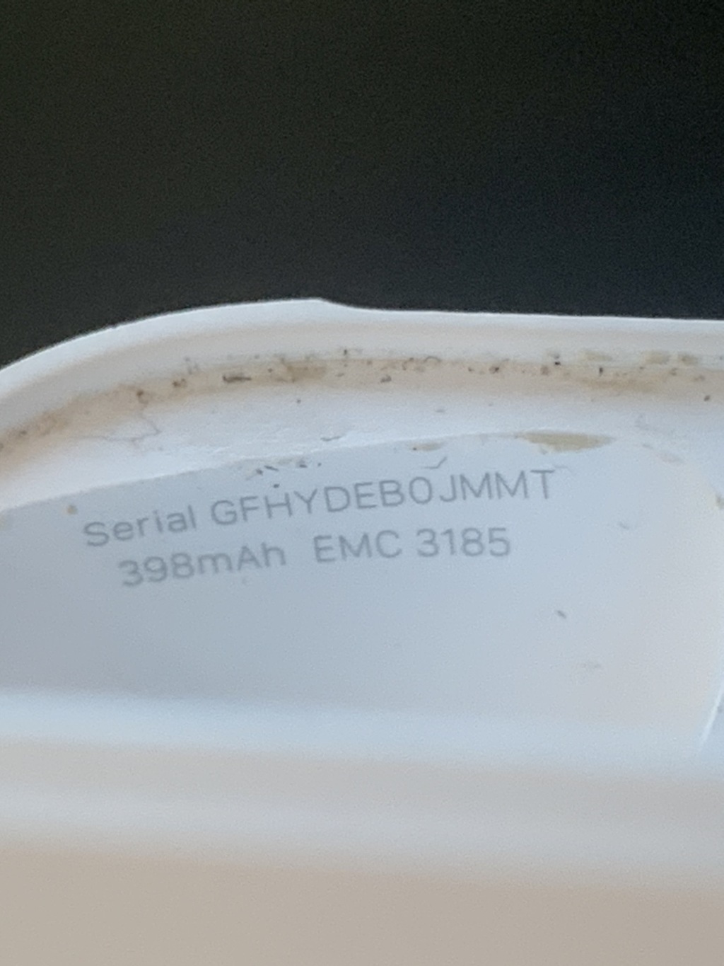 2019-11-04-Airpods-cracked-and-replaced-2.JPG