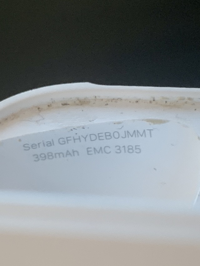 2019-11-04-Airpods-cracked-and-replaced-2.JPG