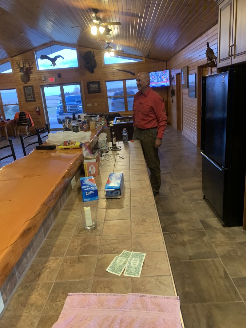 2019/11(November)/SD-Pheasant-Hunting/800x600_2019-11-11-Pheasant-Hunting-08-Mike-paid-2-bucks-to-Travis.JPG