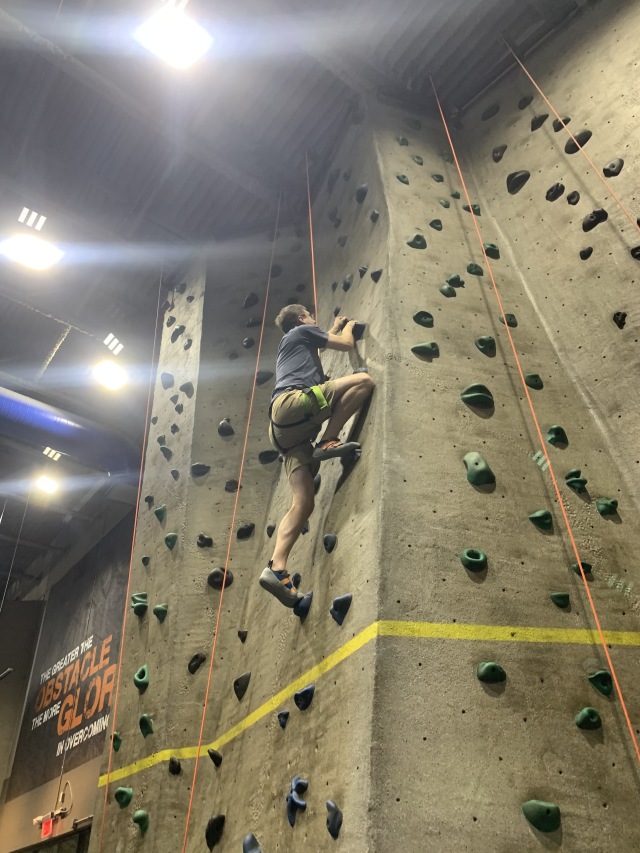 2019/11(November)/Thanksgiving/640x480_2019-11-30-Rock-Climbing-at-Main-Event-02-Steve.JPG
