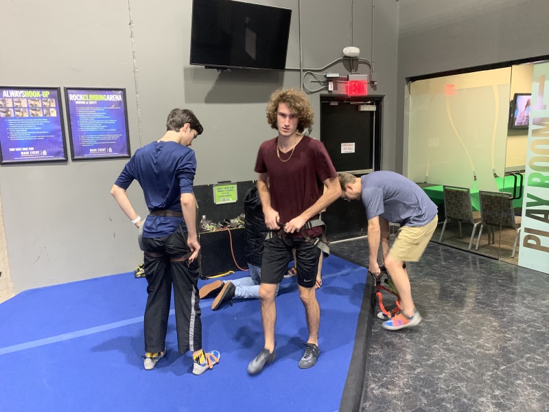 2019/11(November)/Thanksgiving/800x600_2019-11-30-Rock-Climbing-at-Main-Event-01-Dax-Chance-Steve.JPG