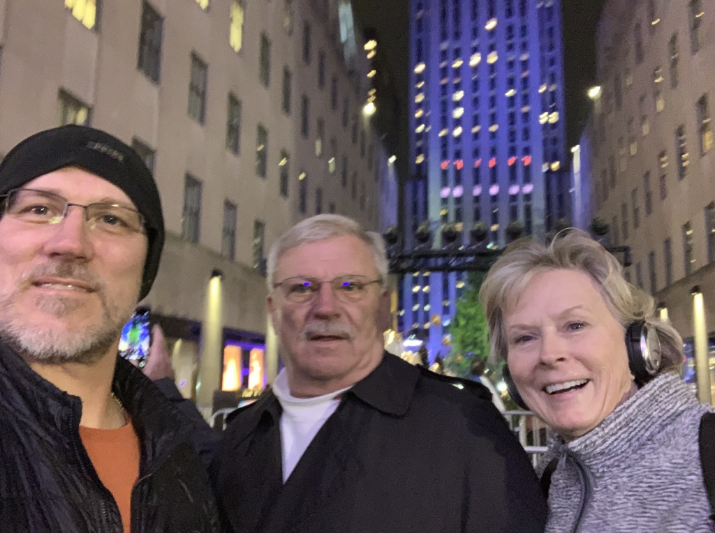 2019/12(December)/VA-New-York-City-Jim-Janeen/1024x768_2019-12-04-New-York-City-20-Lighting-of-Rockerfeller-Tree-Travis-Jim-Janeen.JPG