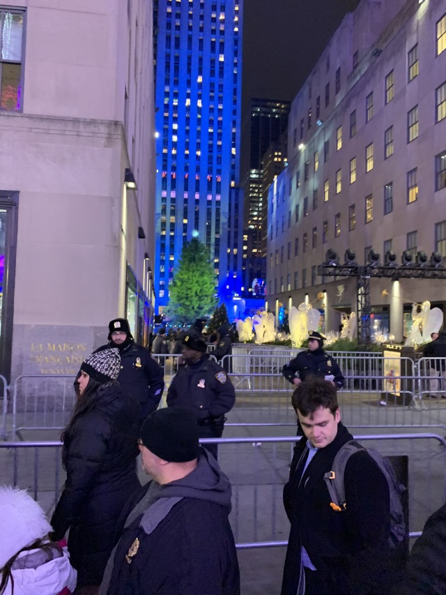 2019/12(December)/VA-New-York-City-Jim-Janeen/640x480_2019-12-04-New-York-City-17-Lighting-of-Rockerfeller-Tree.JPG