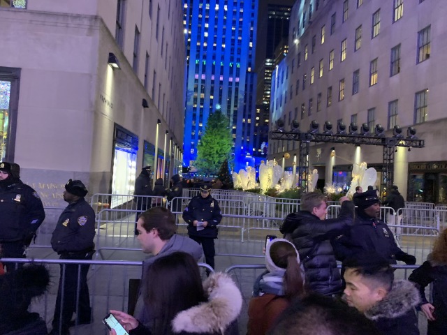 2019/12(December)/VA-New-York-City-Jim-Janeen/640x480_2019-12-04-New-York-City-18-Lighting-of-Rockerfeller-Tree.JPG