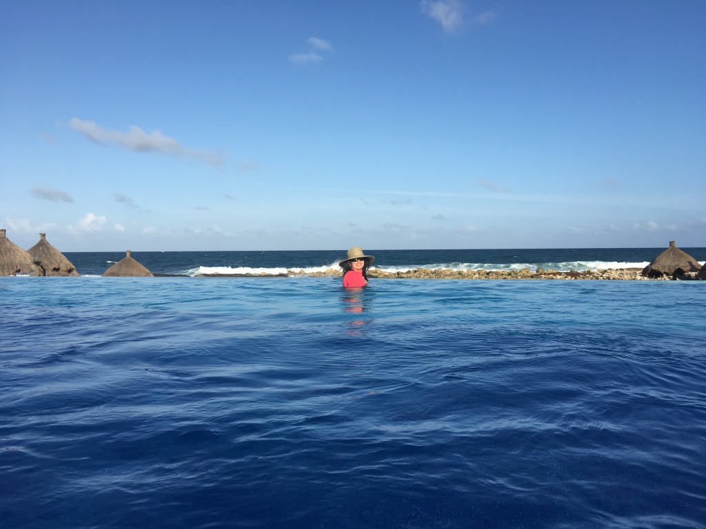 2019-04-08-Cancun-Bahia-Principie-021-Suzi-infinity-pool-GOOD.JPG