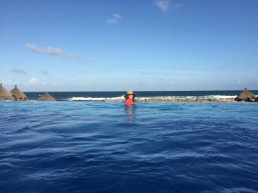 2019-04-08-Cancun-Bahia-Principie-021-Suzi-infinity-pool-GOOD.JPG