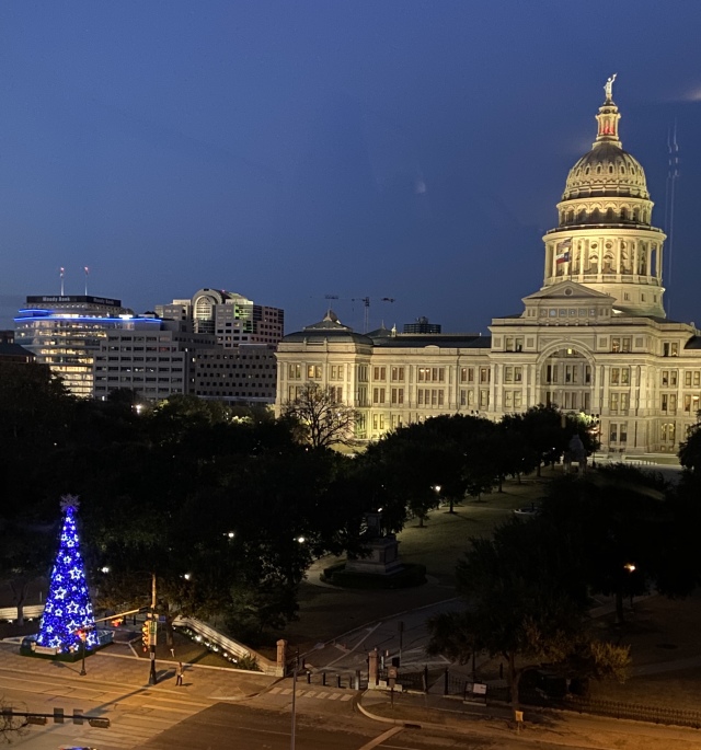 2020/01(January)/Misc/640x480_2020-01-08-Capitol-Building-with-Xmas-Tree-2.JPG