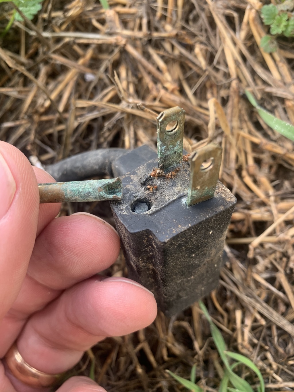 2020-01-23-Septic-pump-replacement-1-broken-plug.JPG