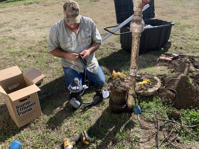 2020-01-24-Septic-pump-replacement-4-dead-pump-being-replaced.JPG