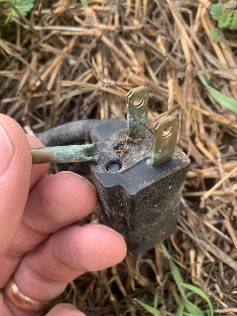 2020/01(January)/Septic-pump-replacement/800x600_2020-01-23-Septic-pump-replacement-1-broken-plug.JPG