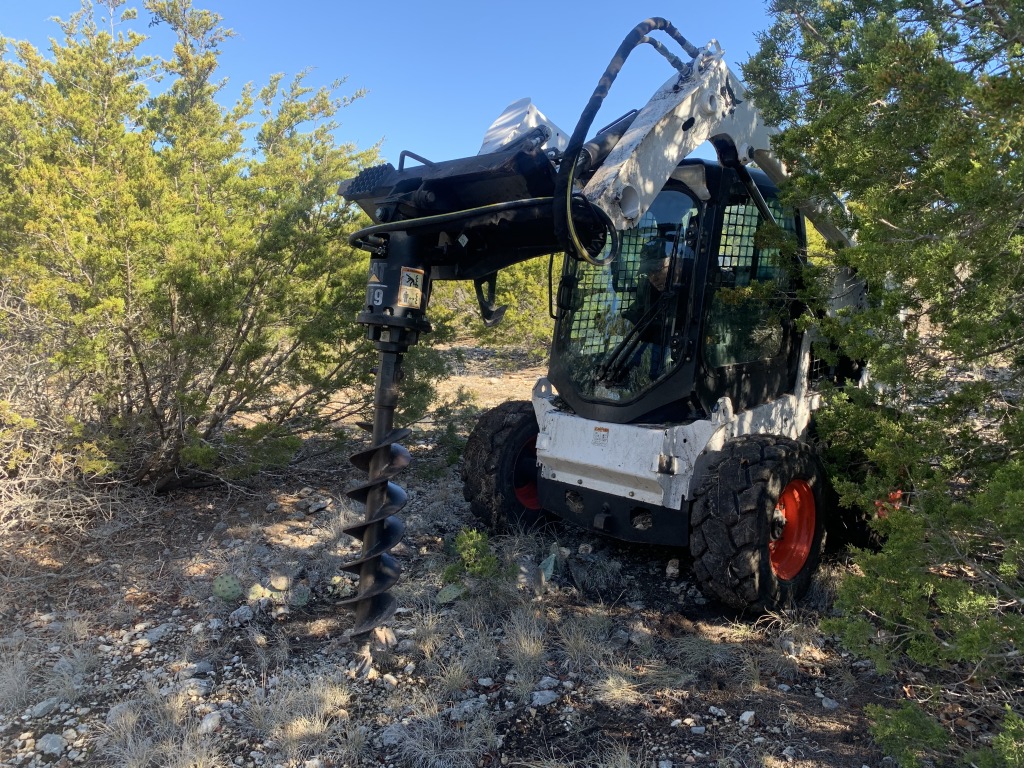 2020/02(February)/BlueStem-camping/1024x768_2020-02-01-Bluestem-setup-01-Frank-drilling.JPG