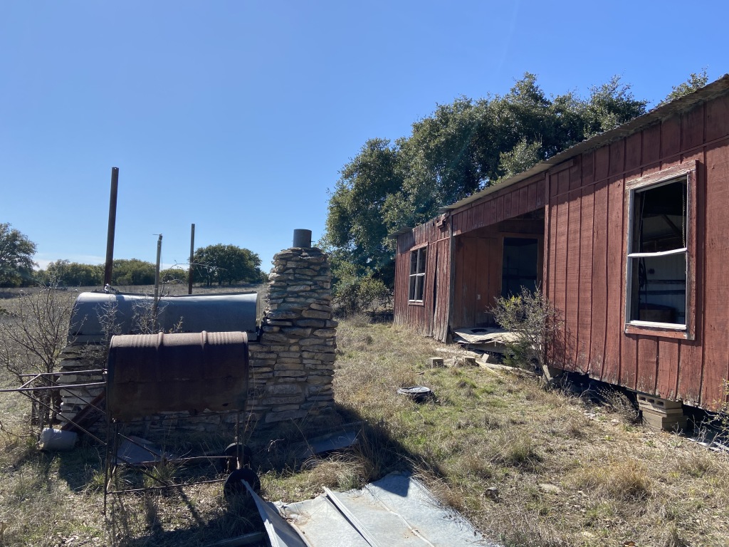 2020/02(February)/BlueStem-camping/1024x768_2020-02-01-Bluestem-setup-10-Deer-in-old-shed.JPG