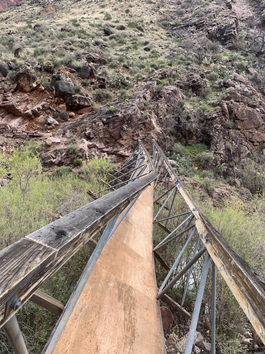 2020/03(March)/Grand-Canyon-Crew-8787/1024x768_2020-03-19-Grand-Canyon-Crew8787-116-broken-footbridge.JPG