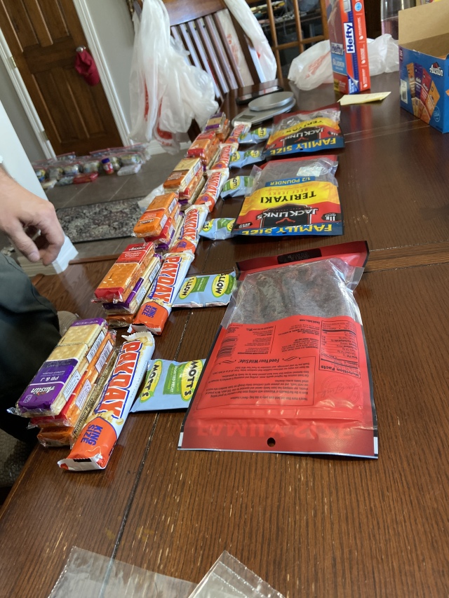 2020/03(March)/Grand-Canyon-Crew-8787/640x480_2020-03-07-Grand-Canyon-Crew8787-07-food-shopping.JPG