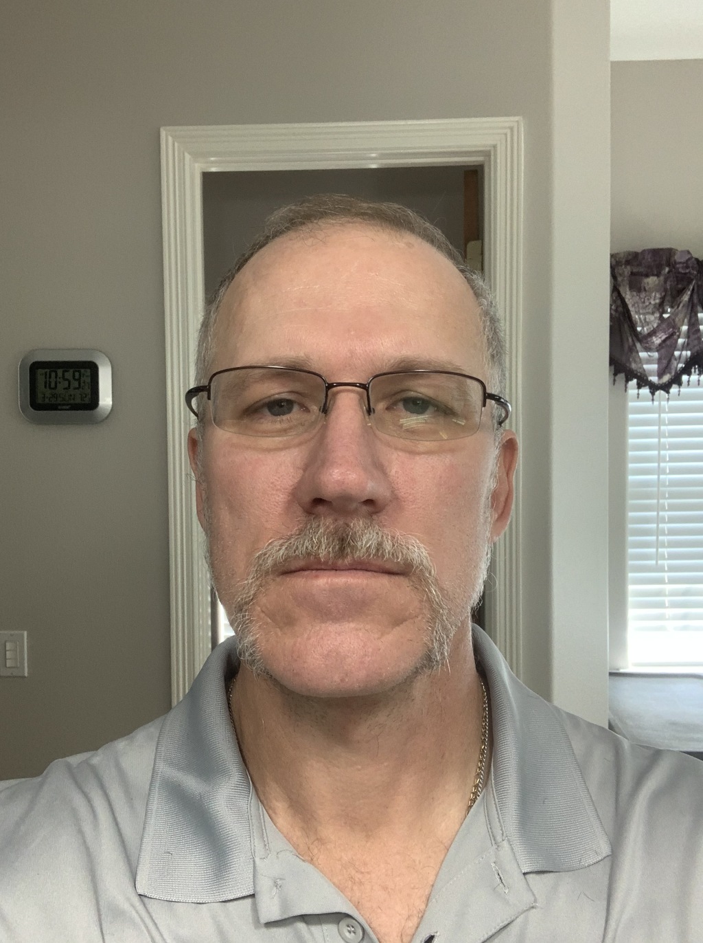 2020/03(March)/Travis-Beard-Shaving/1024x768_2020-03-29-Travis-Beard-Shaving-stages-04-Fu-Man-Chu.JPG