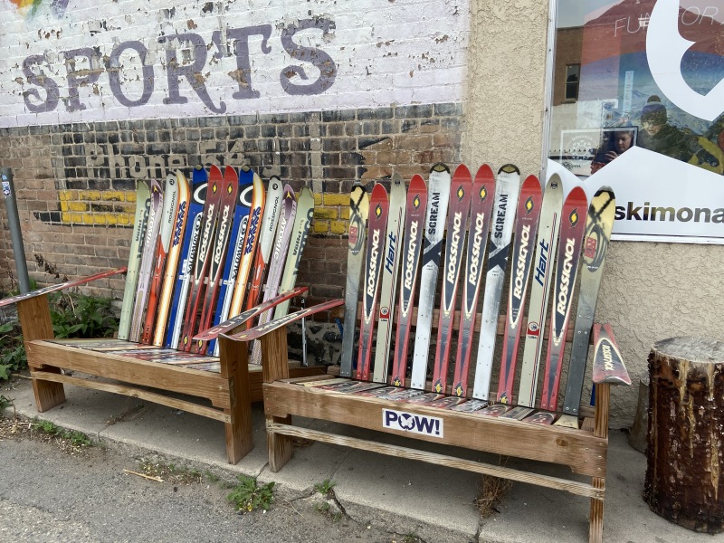 2020/05(May)/Colorado/800x600_2020-05-15-Colorado-Salida-11-cool-benches.JPG