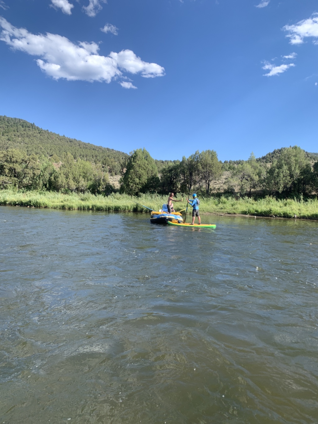 2020/06(June)/Colorado/1024x768_2020-07-11-Colorado-SUP-10-Three-Rivers-Justin-snags-beer.JPG