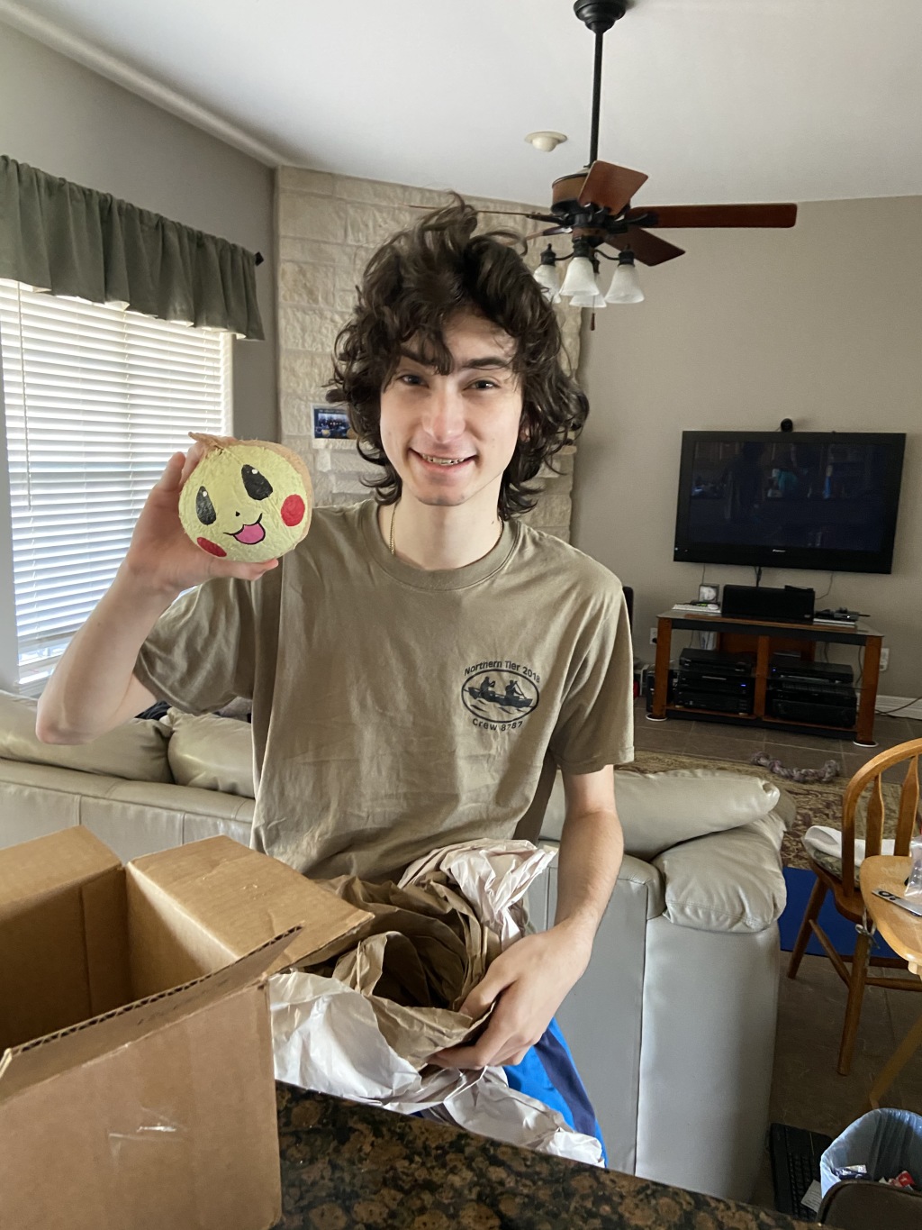 2020/06(June)/Misc/1024x768_2020-06-05-Dax-got-coconuts-from-friends-1.JPG