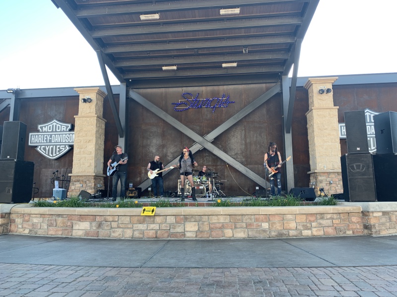 2020/06(June)/South-Dakota-Sturgis/800x600_2020-06-24-Sturgis-6-downtown-concert-Dirty-Word.JPG