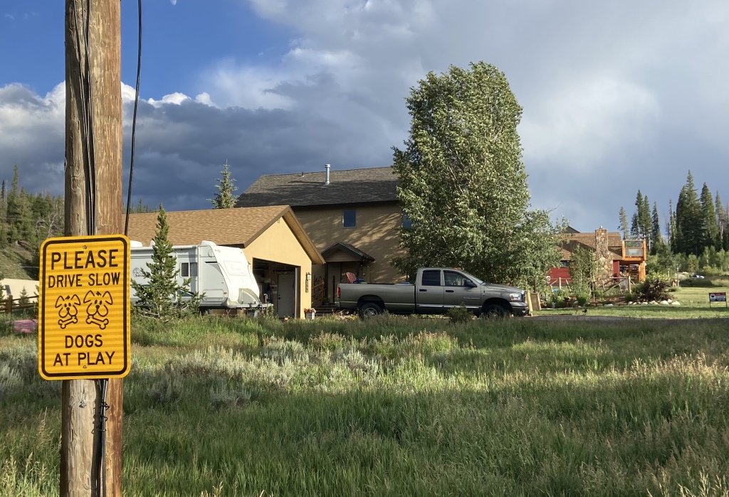 2020/07(July)/Breckenridge-House/1024x768_2020-07-27-Breckenridge-House-Inspection-12-Dogs-at-play-sign.JPG