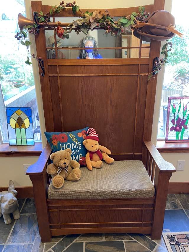 2020/07(July)/Breckenridge-House/640x480_2020-07-27-Breckenridge-House-Inspection-21-front-entryway-chair.JPG