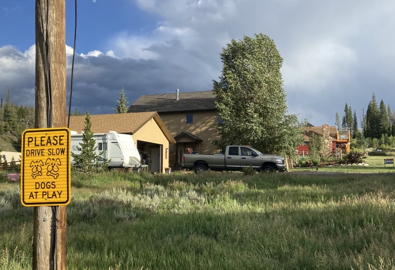 2020/07(July)/Breckenridge-House/800x600_2020-07-27-Breckenridge-House-Inspection-12-Dogs-at-play-sign.JPG