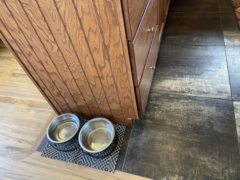 2020/07(July)/Breckenridge-House/800x600_2020-07-27-Breckenridge-House-Inspection-37-Kitchen-dog-bowls.JPG