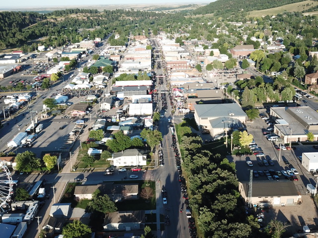 2020/08(August)/South-Dakota-Sturgis/640x480_2020-08-09-Sturgis-33-drone-downtown.JPG