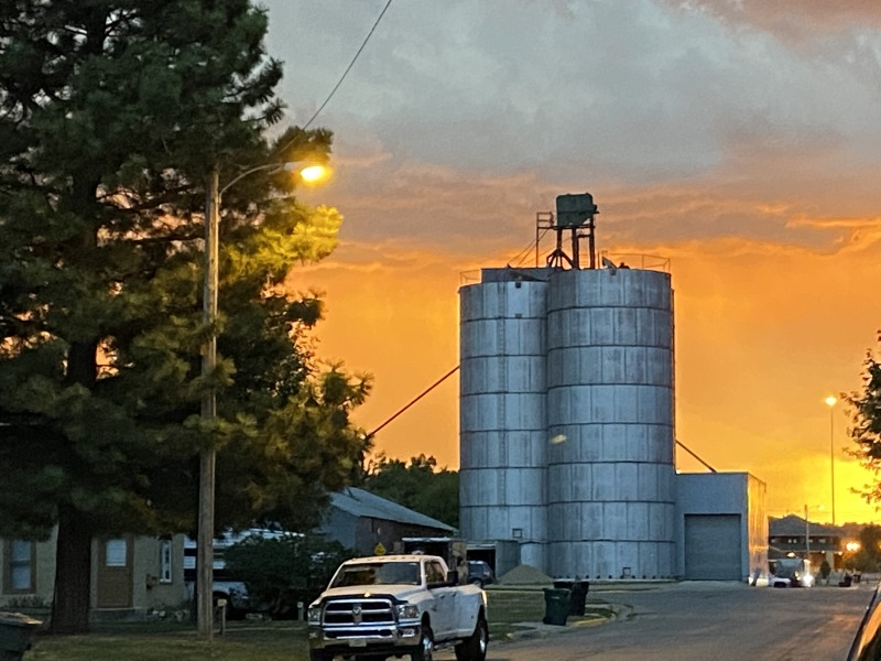 2020/08(August)/South-Dakota-Sturgis/800x600_2020-08-06-Sturgis-34-grain-bin-sunset.JPG