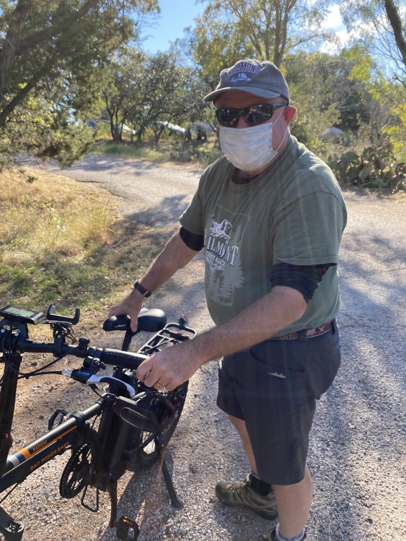 2020/10(October)/Camping-Inks-Lake-Crew8787/800x600_2020-10-31-Inks-Lake-Camping-Crew8787-25-Bob-RadMini.JPG