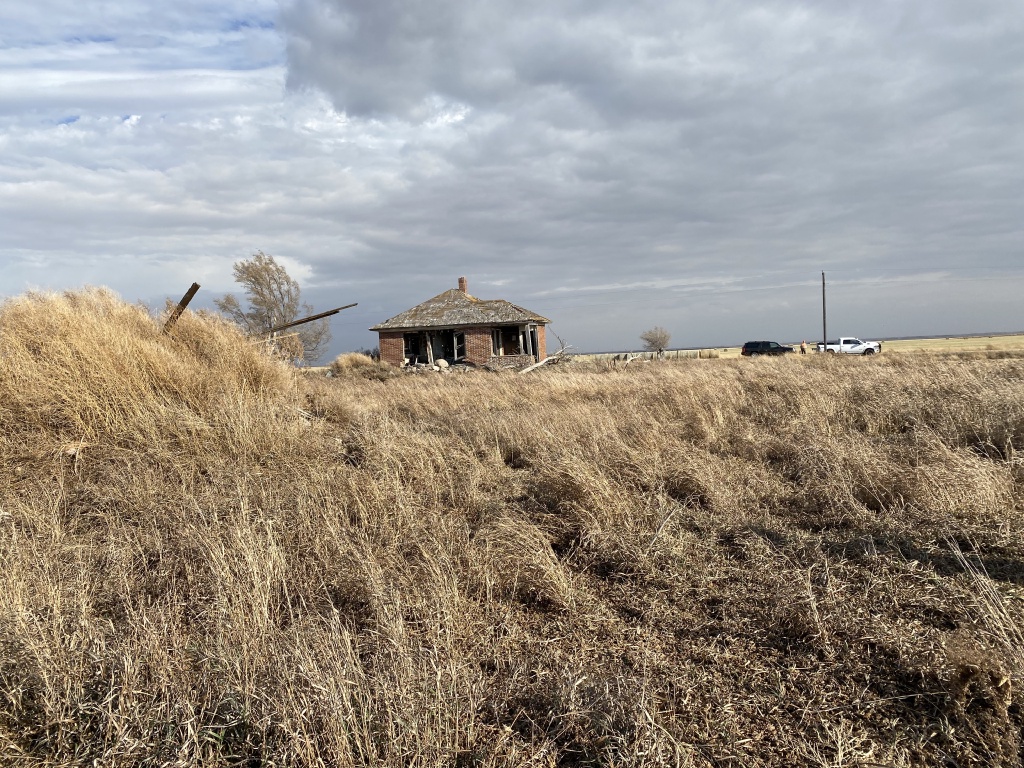 2020/11(November)/Hunting-South-Dakota/1024x768_2020-11-08-SD-Hunting-10-Battery-house.JPG