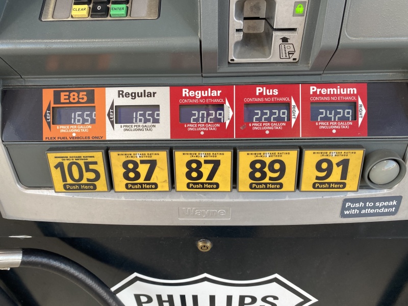 2020/11(November)/Hunting-South-Dakota/2020-11-07-SD-Hunting-01-Gas-pump-5-choices.JPG