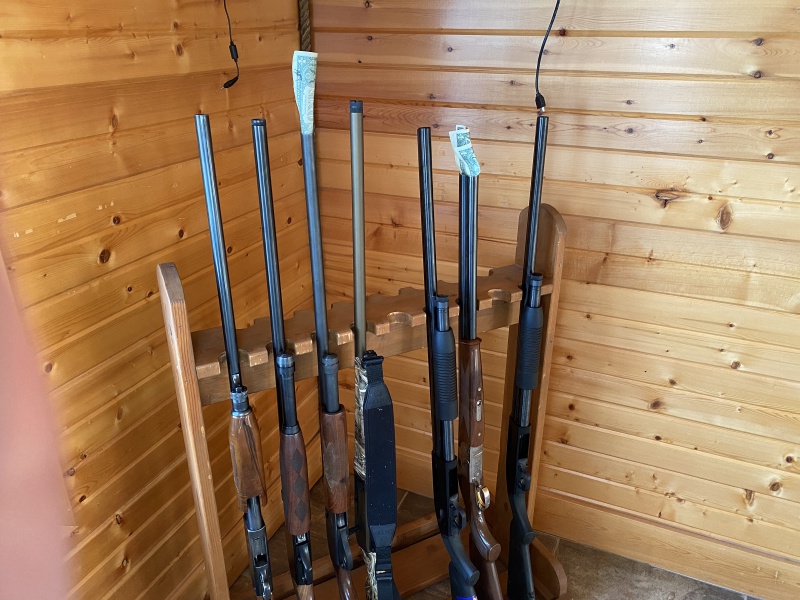 2020/11(November)/Hunting-South-Dakota/800x600_2020-11-13-SD-Hunting-01-guns-with-dollars.JPG