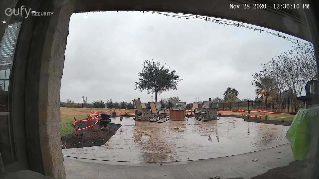 2020/11(November)/Misc/1024x768_2020-11-28-Eufy-camera-backyard.JPG