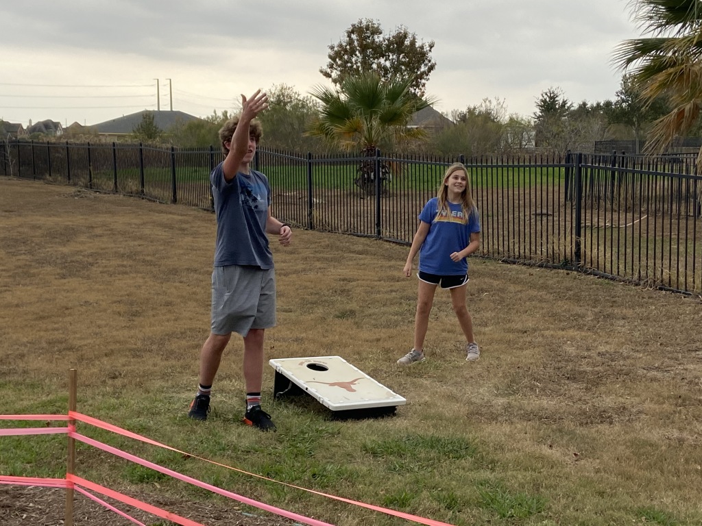 2020/11(November)/Thanksgiving/1024x768_2020-11-25-Thanksgiving-21-cornhole-Ian-Sydney.JPG