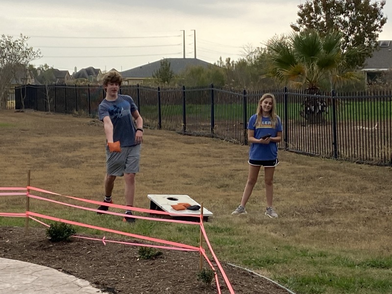 2020/11(November)/Thanksgiving/800x600_2020-11-25-Thanksgiving-19-cornhole-Ian-Sydney.JPG