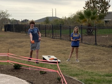 2020-11-25-Thanksgiving-19-cornhole-Ian-Sydney.JPG