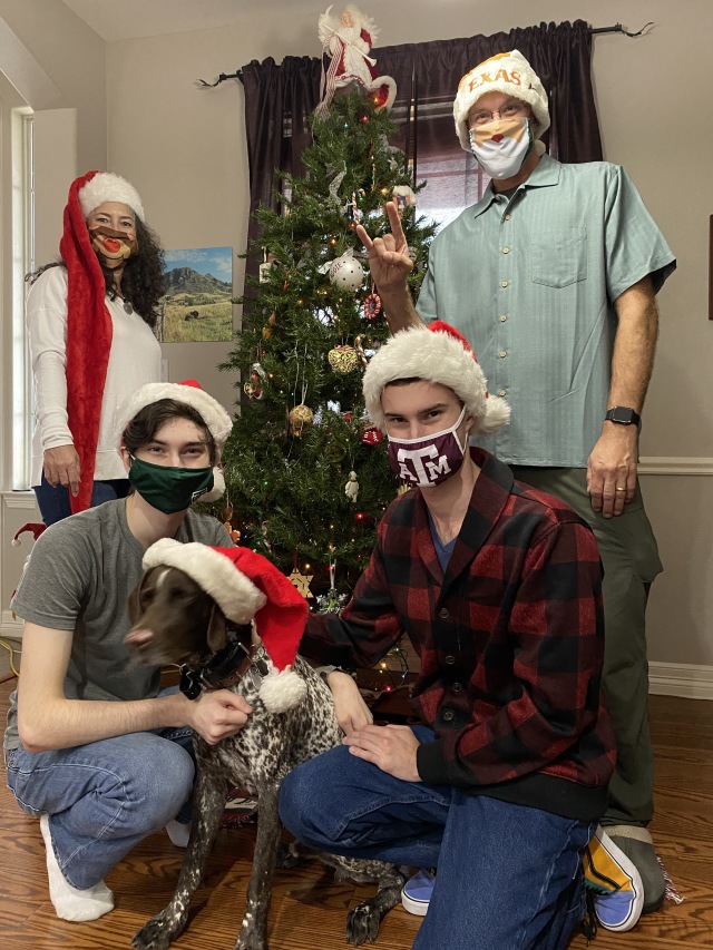 2020/12(December)/Christmas/640x480_2020-11-28-Christmas-Card-Picture-08-Suzi-Dax-Blaze-Chance-Travis.JPG