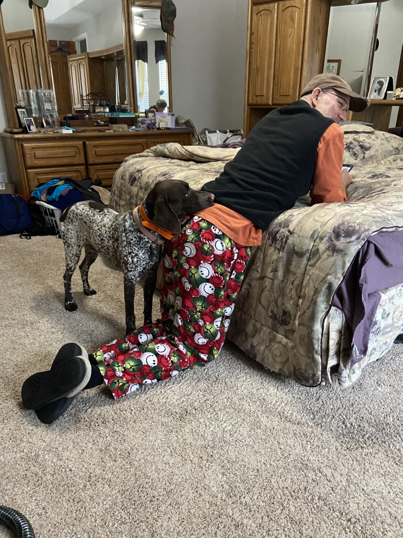 2020/12(December)/Misc/800x600_2020-12-13-Blaze-resting-head-on-Travis-butt.JPG