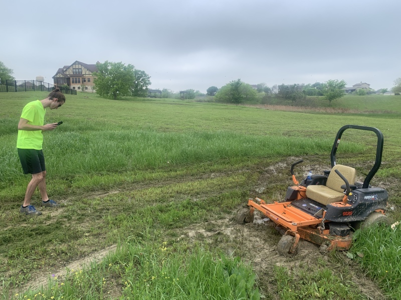 2020/BEST-OF/800x600_2020-04-05-Chance-got-the-mower-stuck-2-GOOD.JPG