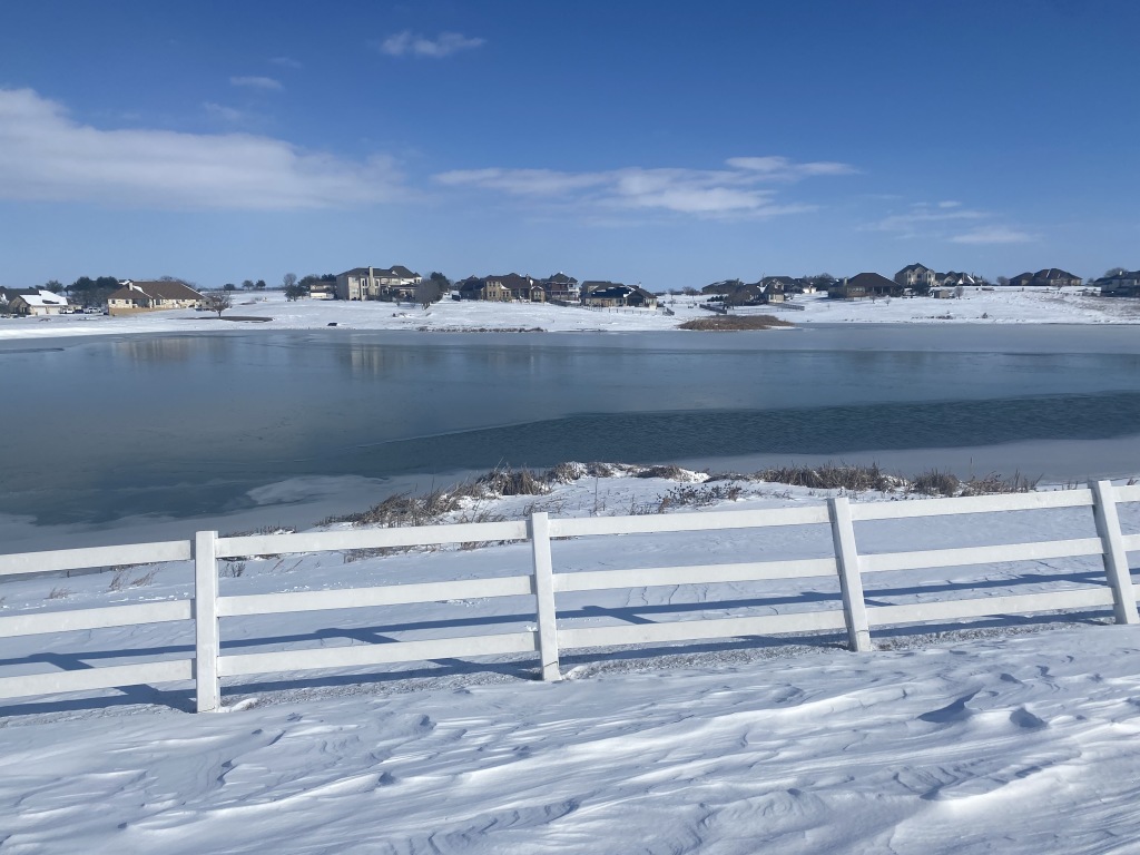 2021/02(February)/Snow-Storm-2-Texas/1024x768_2021-02-15-Texas-Ice-Storm-30-Pond-Frozen.JPG