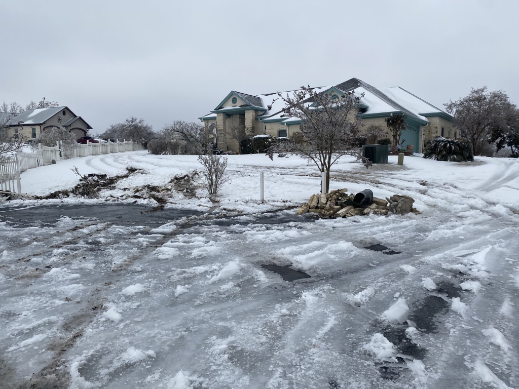 2021/02(February)/Snow-Storm-2-Texas/1024x768_2021-02-17-Texas-Ice-Storm-15-broken-mailbox.JPG