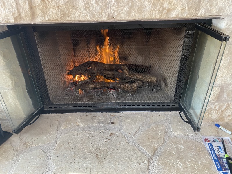 2021/02(February)/Snow-Storm-2-Texas/800x600_2021-02-15-Texas-Ice-Storm-07-fireplace.JPG